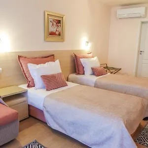 Hotel Acropolis, Warna